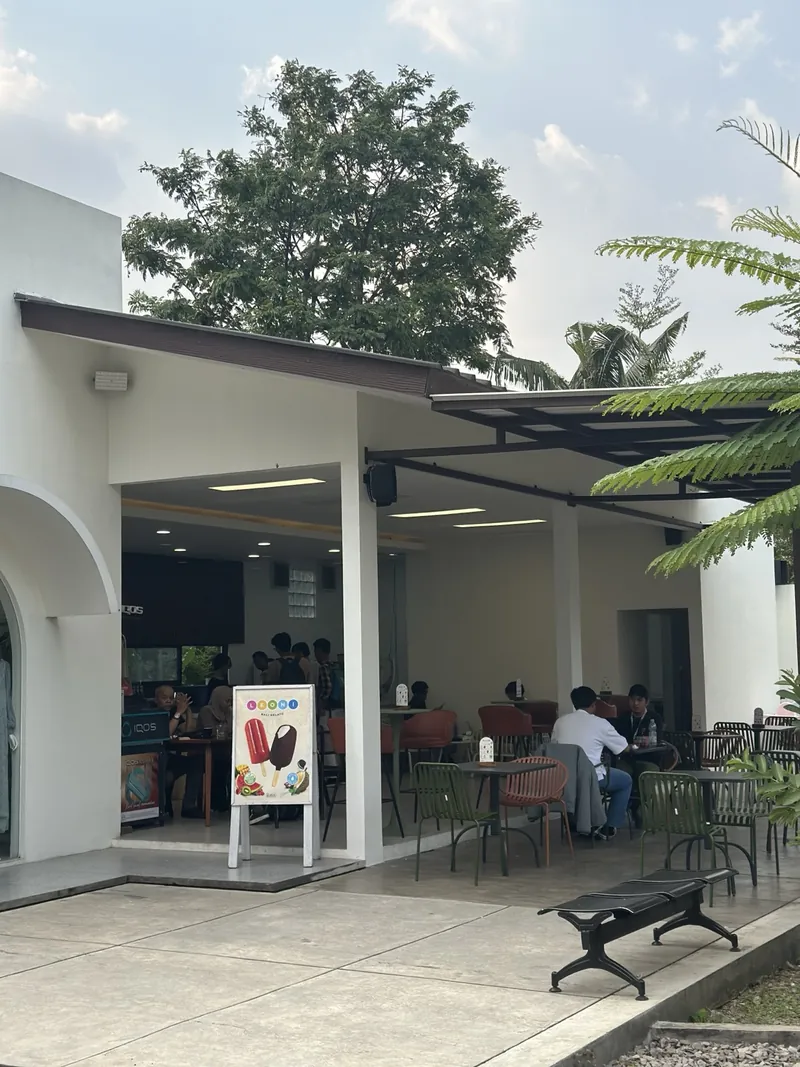 Bangunan dan area duduk semi-outdoor Paragraph Ciwastra