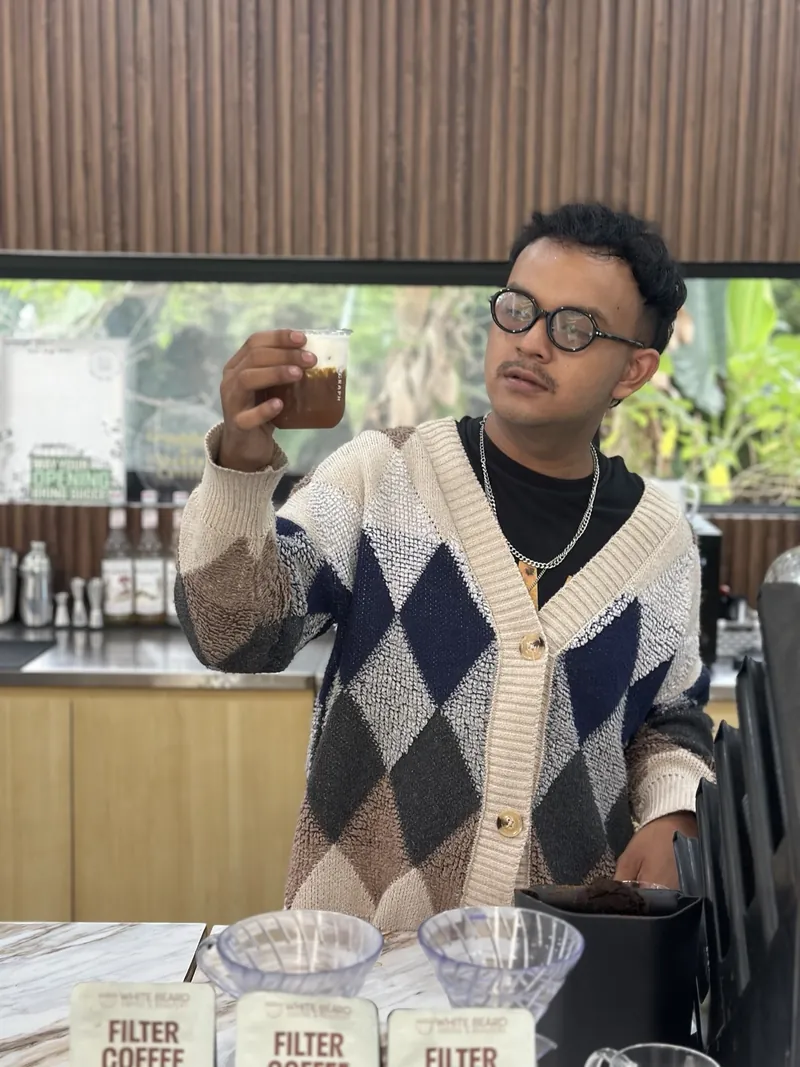 Momen menikmati kopi di coffee bar Paragraph Ciwastra