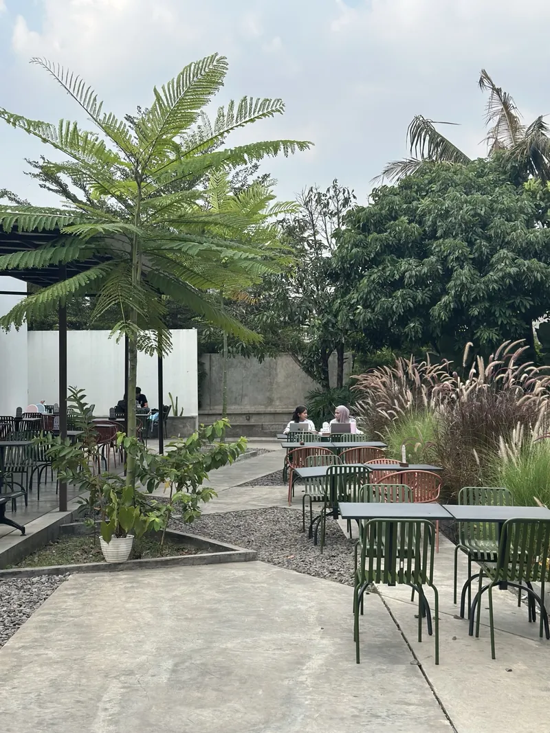 Meja dan kursi di taman Paragraph Ciwastra 2.0