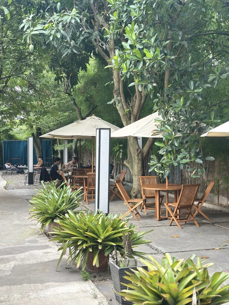 Area duduk berpayung di bawah pepohonan Paragraph Ciwastra