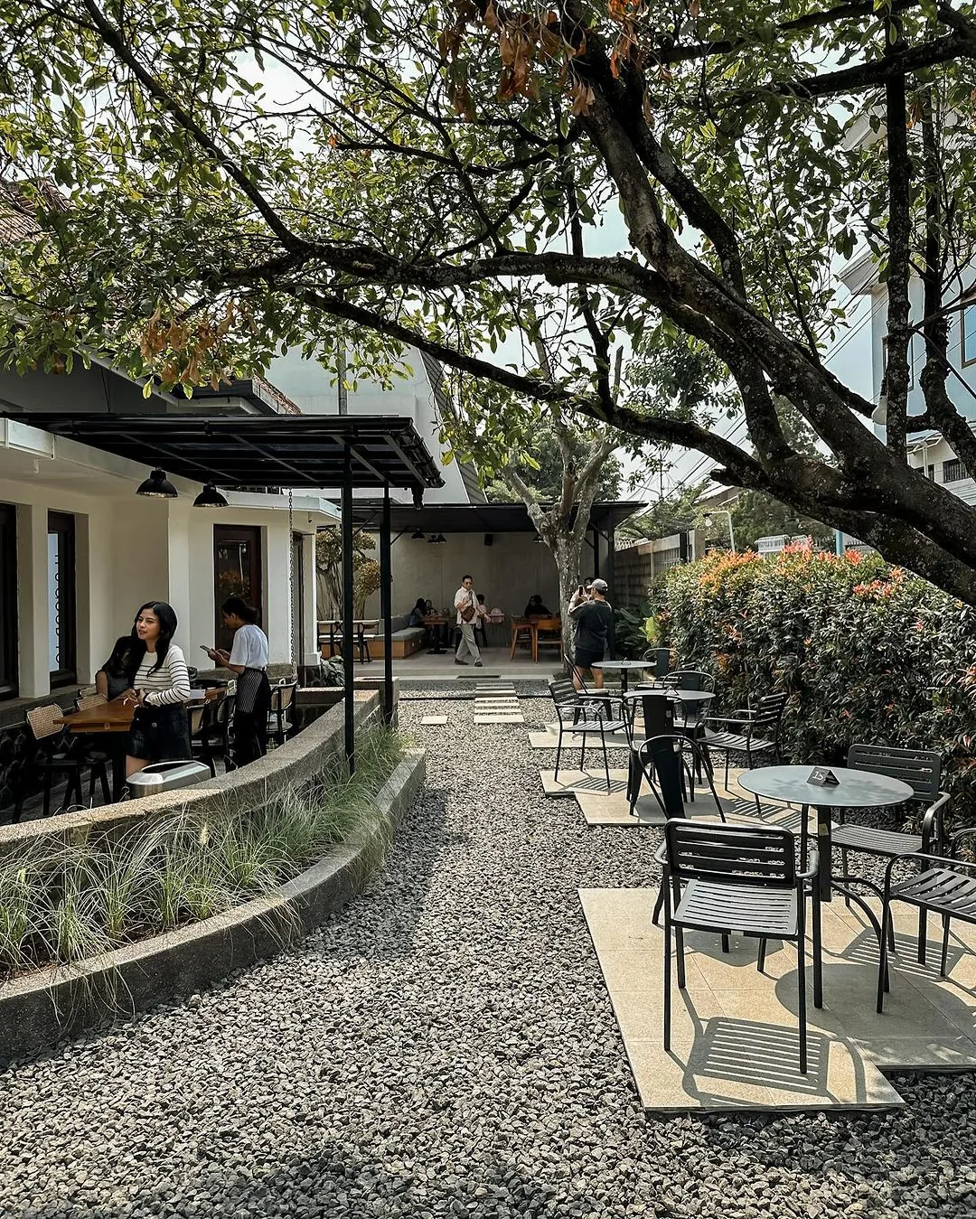 Interior Paragraph Coffee & Eatery Cihapit